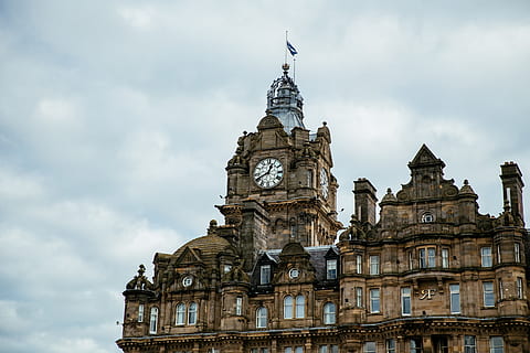 Torre dell'orologio, hotel balmoral, Edimburgo, Scozia, architettonico, architettura, Britannico, orologio, facciata, storico, paesaggio, monumento, vecchio, cielo, turismo, Torre, vista, alloggio, balmoral, Gran Bretagna, costruzione, città, esterno, grande, Hotel, punto di riferimento, lussuoso, lusso, Scozzese, pietra, turista, viaggio, UK, urbano, vacanza, struttura costruita, esterno dell'edificio, Inquadratura dal basso, il passato, destinazioni di viaggio, storia, nuvola - cielo, nessuno, giorno, natura, religione, all'aperto, spiritualità, guglia, stile gotico, 2K