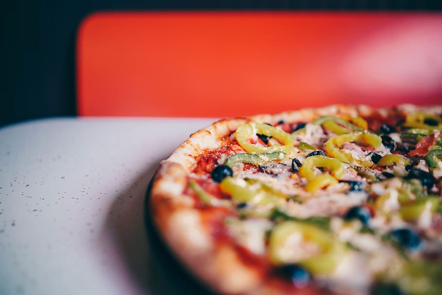 avvicinamento, fotografia, Pizza, bianca, superficie, sfondo, sfondo sfocato, formaggio, classico, cucinato, Crosta, delizioso, Impasto, italiano, pasto, Mozzarella, olive, Pepe, rosso, ristorante, salsa, gustoso, verdura, cibo e bevande, cibo, messa a fuoco selettiva, freschezza, mangiare malsano, Fast food, cibo italiano, prodotto caseario, pronto a mangiare, frutta, in casa, al forno, nessuno, natura morta, prendi cibo, spuntino, tentazione, erba, 5K