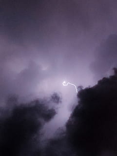 hvid, sort, pels tekstil, skyer, mørk, mørke skyer, aften, aftenhimmel, blitz, lyn, lynnedslag, natur, nat, naturskøn, himmel, torden, tordenvejr, vejr, sky - himmel, skønhed i naturen, ingen mennesker, scenics - natur, storm, lav vinkel visning, magt i naturen, overskyet, udendørs, atmosfærisk humør, kopiere plads, lilla, miljø, cloudscape, storm sky, ildevarslende, 4K, CC0, offentligt domæne, royaltyfrie