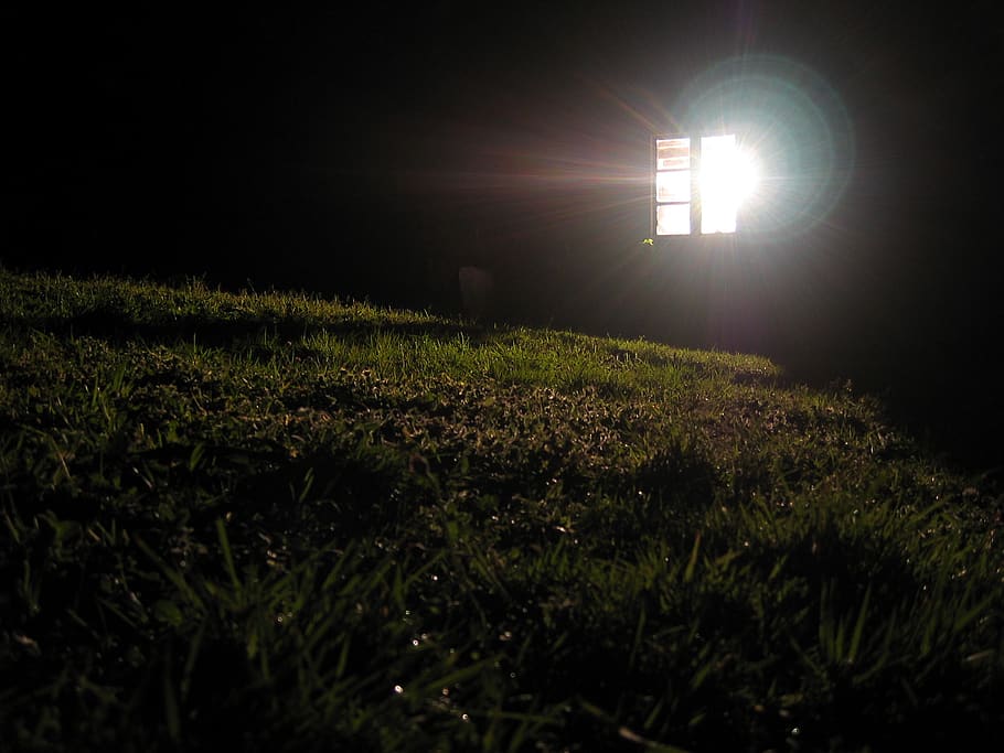 Fenster, Nacht-, Licht, Gras, beleuchtet, Pflanze, Feld, Land, keine Leute, Natur, glühend, Lichtanlage, Linseneffekt, draußen, dunkel, Ruhe, Himmel, grüne Farbe, Wachstum, Schönheit in der Natur, Licht - natürliches Phänomen, hell, hell erleuchtet, 1080P