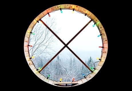 ventana, luces de Navidad, luces de cadena, invierno, arboles, naturaleza, circulo, forma geometrica, forma, arquitectura, adentro, estructura construida, nadie, cielo, día, transparente, material de vidrio, modelo, paseo en el parque de diversiones, parque de atracciones, vista de ángulo bajo, cultura de las artes y entretenimiento, fondo negro, directamente debajo, 4K, CC0, dominio público, libre de derechos