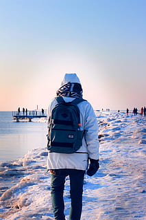 stående, person, ved siden af, legeme, vand, blå, himmel, rygsæk, strand, kold, dok, frost, gylden time, is, landskab, ocean, mennesker, halstørklæde, hav, marinemaleri, havet, sne, solnedgang, have på, vinter, vinterjakke, vinterlandskab, rigtige mennesker, bagfra, fritidsaktivitet, livsstil, tilfældige mennesker, tøj, natur, skønhed i naturen, skyfri himmel, tre kvart længde, scenics - natur, hat, kopiere plads, udendørs, horisont over vand, varme tøj, 5K, CC0, offentligt domæne, royaltyfrie