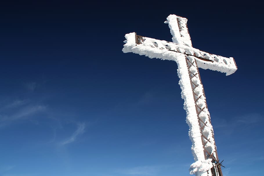 vinter, sne, is, kold, alpine, frost, krystaller, himmel, panorama, vinter magi, bjerg, topmødet kryds, lav vinkel visning, religion, tro, sky - himmel, kryds, dag, natur, ingen mennesker, blå, hvid farve, spiritualitet, kryds form, udendørs, kopiere plads, arkitektur, dampspor, 2K