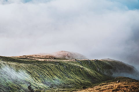 groen, heuvels, bedekt, mist, avontuur, wolken, daglicht, milieu, mistig, geologie, gras, landschap, nevelig, bergen, natuur, buitenshuis, toneel-, damp, berg-, wolk - lucht, schoonheid in de natuur, scenics - natuur, hemel, vulkaan, niet-stedelijke scène, geen mensen, land-, rook - fysieke structuur, fysieke geografie, rots, reizen, vulkanische krater, kracht in de natuur, 5K, CC0, publiek domein, royaltyvrij