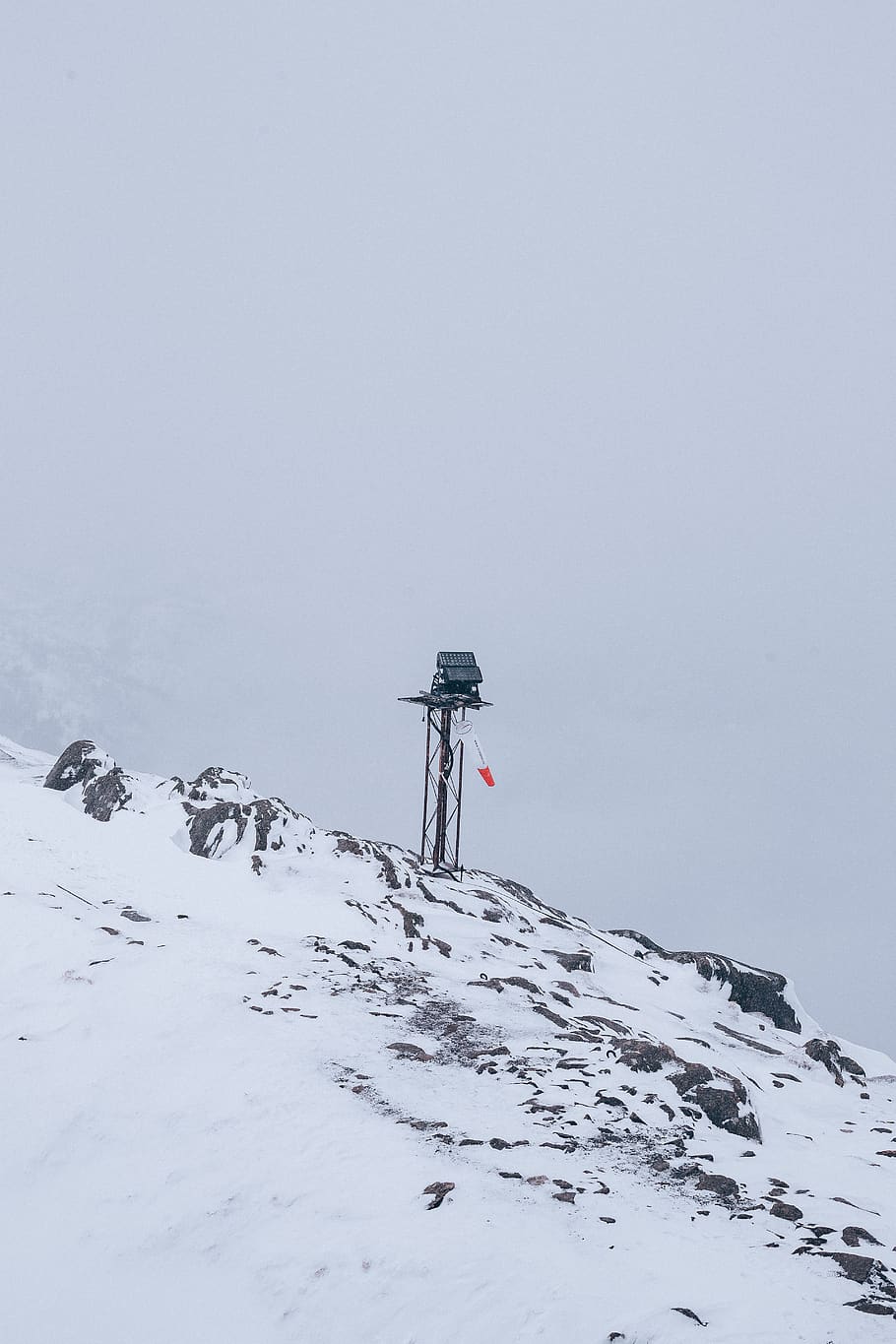 muntanya coberta de neu, a l'aire lliure, naturalesa, pendent, neu, noruega, bergen, hivern, paisatge, muntanya, ocell, volant, animal, europa, fons de pantalla, ciutat, canviant d'humor, paisatges, hd, viatge, muntanyes, temperatura de fred, Color blanc, escenics - natura, escena tranquil·la, bellesa a la natura, tranquil·litat, una persona, cel, persones reals, cobertura, dia, escena no urbana, muntanya nevada, activitat d'oci, estils de vida, clima extrem, cim de muntanya, 5K