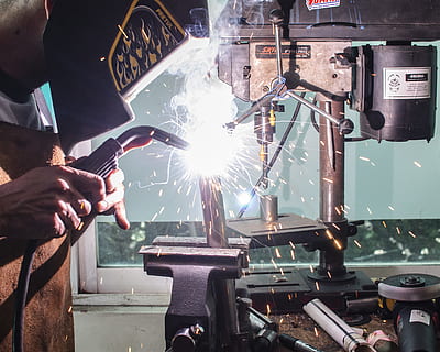 lys, arbejde, håndlavet, konstruere, bygning, mand, Bygger, beskæftigelse, rigtige mennesker, arbejder, gnister, en person, værksted, industri, metalindustrien, sløret bevægelse, bevægelse, herrer, varme - temperatur, bedrift, svejsning, metal, fabrik, menneskelig hånd, glødende, hånd, dygtighed, arbejdsbord, 2K