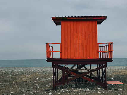 braunes Strandhaus, draußen, Schutz, ländlich, Gebäude, Landschaft, Natur, Gehäuse, Haus, Kabine, Hütte, Georgia, batumi, Strandpromenade, Möbel, Bank, Meer, Wasser, Ozean, Nebengebäude, Himmel, Strand, Horizont über Wasser, Schönheit in der Natur, Land, Horizont, die Architektur, Szenen - Natur, gebaute Struktur, Ruhe, ruhige Szene, Tag, wolke - himmel, keine Leute, Holz - Material, 4K, CC0, gemeinfrei, lizenzfrei