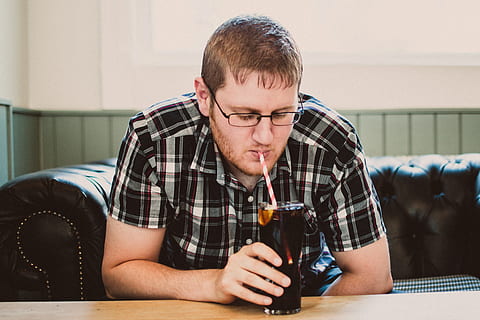 Mann, schlürfen, Getränk, klar, Glas, Junge, Trinken, Person, Schluck, Erfrischung, Alkohol, drinnen, Essen und Trinken, Sitzung, eine Person, Erwachsene, Männer, Bier - Alkohol, Legere Kleidung, Bier, Brille, Karomuster, Cola, Entspannung, Happy Hour, 5K, CC0, gemeinfrei, lizenzfrei
