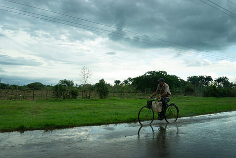 Cuba, Viñales, valle dei viñales, mezzi di trasporto, persone reali, nuvola - cielo, cielo, lunghezza intera, modo di trasporto, stili di vita, veicolo terrestre, uomini, natura, attività di svago, persone, pianta, adulto, abbigliamento casual, due persone, giorno, bicicletta, acqua, equitazione, all'aperto, elettricità, 5K, CC0, dominio pubblico, privo di copyright