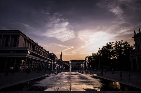 večer, západ slunce, mraky, nebe, krajina, cestovní ruch, architektura, městský, slavný, město, výlet, reggio emilia, Itálie, fontana, fontána, odraz, fialový, mrak - nebe, exteriér budovy, stavba, Příroda, ulice, strom, směr, budova, rostlina, venku, cesta vpřed, náhodné osoby, silnice, mokré, voda, déšť, 4K, CC0, veřejná doména, bez autorských práv