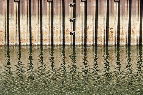 hamn, slå samman, vatten, mönster, strukturera, spegling, spegel, bara, reflexion, våt, inget folk, regn, arkitektur, metall, dag, natur, utomhus, vid vatten, full ram, byggd struktur, bakgrunder, sociala frågor, högvinkelvy, byggnad, 5K, CC0, offentligt domän, royaltyfria