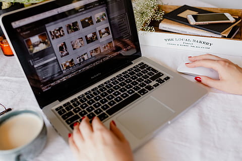 femme travaille, portable, tasse, café, macbook, ordinateur, travail, étude, bureau à domicile, Bureau, La technologie, cappuccino, en retard, espace de travail, lieu de travail, main humaine, Technologie sans fil, main, partie du corps humain, la communication, une personne, utilisant un ordinateur portable, adulte, lien, à l'intérieur, meubles, table, stylo, clavier, vue grand angle, clavier d'ordinateur, dactylographie, doigt, 5K, CC0, domaine public, libre de droits