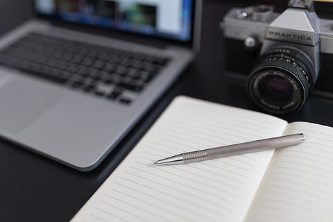 nero, grigio, fotocamera dslr, accanto, macbook, professionista, telecamera, il computer portatile, taccuino, penna, tecnologia, computer, tecnologia wireless, tavolo, in casa, attività commerciale, nessuno, connessione, scrivania, avvicinamento, attrezzatura informatica, comunicazione, natura morta, mobilia, ufficio, carta, vista dall'alto, tastiera, bloc notes, 5K, CC0, dominio pubblico, privo di copyright