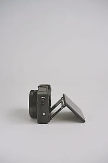 fotocamera bridge nera, girato in studio, tecnologia, in casa, sfondo bianco, copia spazio, natura morta, colore nero, temi fotografici, nessuno, singolo oggetto, ritagliare, avvicinamento, attrezzatura, macchina fotografica - attrezzatura fotografica, connessione, grigio, sfondo grigio, attrezzatura fotografica, vista dall'alto, Camera digitale, 5K, CC0, dominio pubblico, privo di copyright