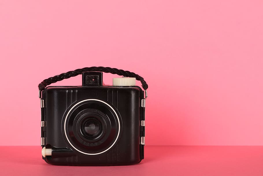 musta, kamera, pinkki, pinta-, klassikko, laitteet, studio ammuttu, tekniikka, värillinen tausta, valokuvauksen teemat, kamera - valokuvauslaitteet, yksi kohde, retro-tyylinen, vaaleanpunainen tausta, vaaleanpunainen väri, kopiointitila, sisällä, ei ihmisiä, leikata, punainen, linssi - optinen instrumentti, antiikki-, linssi - silmä, vanha, menneisyys, 5K