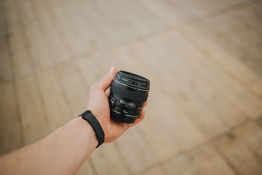 humà, persona, electrònica, càmera, fusta, lent de la càmera, rellotge de polsera, mà, lent de canó, equipament, primer, 85 mm, bokeh, lent, lent principal, cànon, veure, canon 85mm, fusta dura, dit, mà humana, part del cos humà, una persona, celebració, vista d’angle alt, tecnologia, a l'interior, centrar-se en primer pla, part del cos, sòls, persona irreconeixible, taula, primer pla, material de fusta, perspectiva personal, dia, persones reals, estils de vida, extremitat humana, 4K