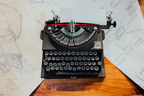 photo, black, typewriter, table, machine, retro tech, retro, typing, flatlay, writing machine, vintage, old fashion, explore, paperts, paper, notes, sketches, old-fashioned, retro Styled, old, antique, writing, author, typescript, obsolete, text, document, journalist, letter, book, alphabet, correspondence, nostalgia, education, history, page, classic, the Past, single Object, journalism, technology, no People, business, machinery, 5K, CC0, public domain, royalty free