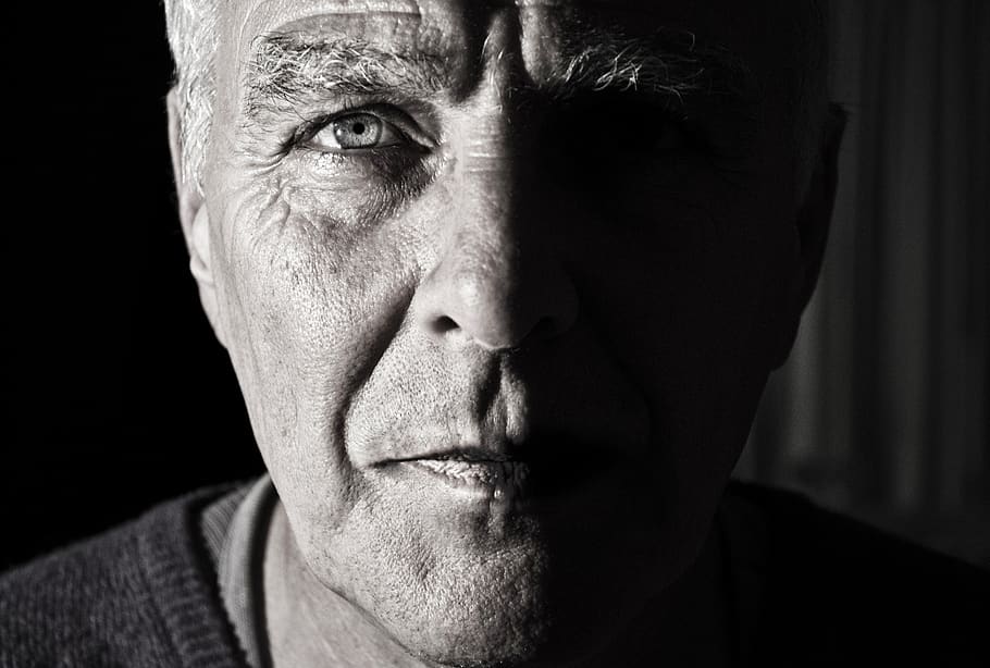 cara, retrat, home, gent gran, determinat, personatge, fort, vell, arrugat, masculí, cap, fantasma, ombra, ull, expressió, persona, boca, nas, humà, pell, tirada al cap, adult, una persona, primer pla, adult madur, mirant la càmera, fons negre, mascles, rostre humà, homes, part del cos, part del cos humà, vista frontal, a l'interior, homes madurs, seriós, contemplació, cabell blanc, 4K
