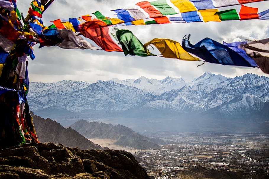 banner a colori assortiti, montagna, avventura, bellissimo, cielo blu, nuvole, colorato, luce del giorno, bandiere, ghiacciaio, alto, escursione, paesaggio, picco di montagna, catena montuosa, multicolore, natura, sfida all'aperto, roccia, panoramico, cielo, montagna innevata, vento, scenics - natura, bandiera, bellezza nella natura, ambiente, nuvola - cielo, credenza, religione, scena non urbana, spiritualità, giorno, scena tranquilla, la tranquillità, sospeso, nessuno, all'aperto, 5K