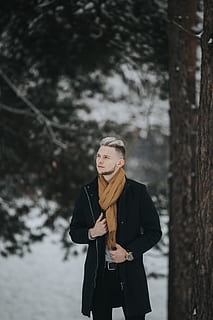 man, staand, naast, boom, kleding, jas, overjas, persoon, menselijk, sjaal, mouw, mode, sneeuw, natuur, winter, fabriek, lange mouw, mannetje, jongen, classy, kijk maar, Bos, een persoon, jonge volwassene, koude temperatuur, echte mensen, warme kleding, jonge vrouwen, vrijetijdsbesteding, vooraanzicht, levensstijlen, land-, drie kwart lengte, focus op de voorgrond, buitenshuis, mooie vrouw, 4K, CC0, publiek domein, royaltyvrij