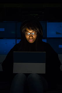 femme, portant, lunettes, regardant, Tablette, foncé, pièce, adulte, ordinateur, développeur, développement, femelle, fille, portable, la personne, programmeur, la programmation, La technologie, travail, des lunettes, vue de face, Vrais gens, une personne, à l'intérieur, séance, jeune adulte, Vêtements décontractés, modes de vie, Technologie sans fil, utilisant un ordinateur portable, lien, jeune femme, Activité de loisir, coiffure, 4K, CC0, domaine public, libre de droits