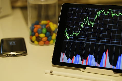 balts, android tablete, pagriezās, parādīšana, grafiku, analītika, Bizness, dators, datus, displejs, elektronika, ekrānā, tabletes, tehnoloģijas, komunikāciju, bezvadu tehnoloģija, tuvplāns, tabula, datortehnika, savienojumu, finansējumu, numuru, nav cilvēku, diagramma, datora monitors, portatīvo informācijas ierīci, ierīces ekrāns, telpās, internetā, 5K, CC0, publiskais domēns, bez atlīdzības