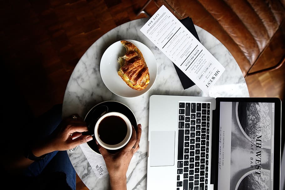 MacBook, pro, tassa, cafè, taula, pa, cafeïna, tassa de cafè, beguda de cafè, tassa de café, fosc, deliciós, beure, menjar, mans, calenta, a l'interior, portàtil, plats, menjar i beguda, cafè - beguda, una persona, directament a sobre, mà humana, refresc, persones reals, paper, mà, celebració, frescor, vista d’angle alt, esmorzar, vaixella, teclat, 1080P