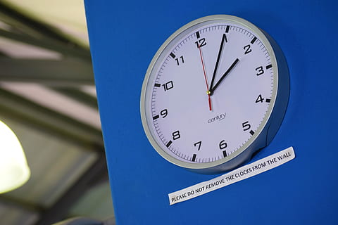 tid, ur, væg, blå, to fem, skiver, Vær venlig, skilt, revnet, skævhed, diagonal, minutter, timer, horas, tiempo, århundrede, TikTok, holde øje, advarsel, nummer, minut hånd, klok hånd, ingen mennesker, deadline, haster, uret ansigt, time hånd, tæt på, form, cirkel, nøjagtighed, hængende, geometrisk form, indendørs, enkelt objekt, lav vinkel visning, tjekker tiden, 5K, CC0, offentligt domæne, royaltyfrie