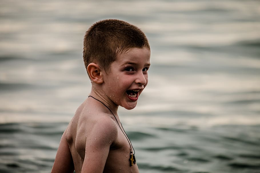 noi, amarat, aigua, actiu, platja, fons borrós, nen, bonic, diversió, oci, oceà, persona, retrat, recreació, mar, vora del mar, estiu, nedar, humit, jove, infància, nois, mascles, homes, una persona, persones reals, naturalesa, sense camisa, estils de vida, emoció, descendència, activitat d'oci, tirada al cap, boca oberta, a l'aire lliure, innocència, 5K