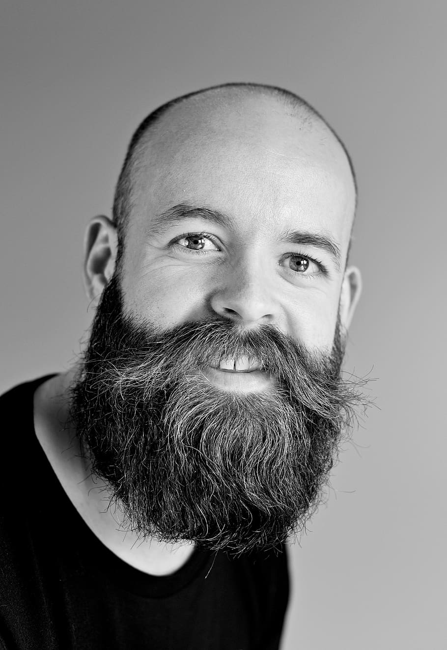vousy, vousatý, vousatý muž, model vousů, chlap, usměj se, muž, mužský, knír, holič, portrét, jedna osoba, studio shot, uvnitř, muži, čelní pohled, střela do hlavy, při pohledu na fotoaparát, dospělý, skutečných lidí, životního stylu, samci, detail, mladého dospělého, oholil hlavu, účes, 4K