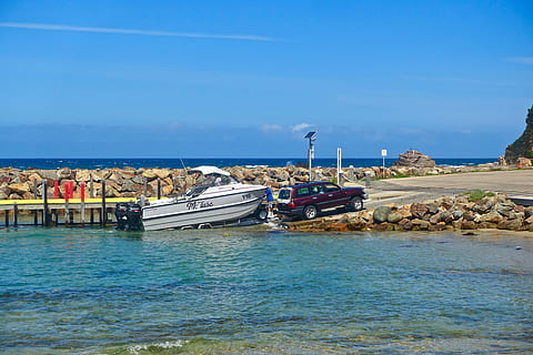llançament, vaixell, entrada, port, pescar, aigua, aquàtics, oci, canotatge, vacances, mar, cel, vaixell nàutic, blau, transport, manera de transport, escenics - natura, bellesa a la natura, dia, naturalesa, davant del mar, horitzó sobre l’aigua, horitzó, platja, rock, amarrat, rock - object, persones incidentals, a l'aire lliure, Groyne, vaixell de pesca, 5K, CC0, domini públic, lliure de regalies