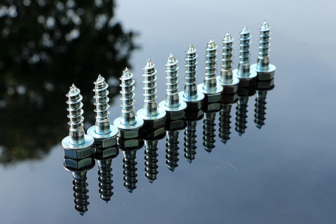 Haufen, grau, Schrauben, Reflexion, Schraube, keine Leute, in einer Reihe, Natur, große gruppe von gegenständen, Wasser, draußen, Tag, Wiederholung, See, Studioaufnahme, die Architektur, Himmel, Spiral-, gebaute Struktur, Kommunikation, Landschaft, schwarze Farbe, silberfarben, 4K, CC0, gemeinfrei, lizenzfrei