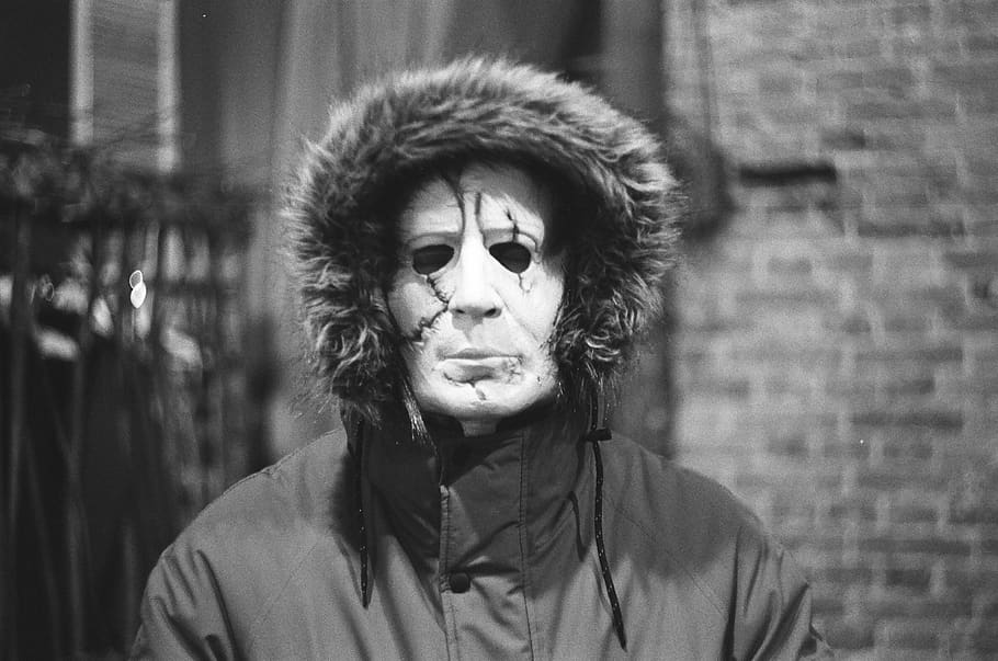 persona, indossare, maschera, giacca, in piedi, bianco e nero, mascherato, fotografia monocromatica, colpo alla testa, una persona, ritratto, persone reali, concentrarsi sulle conoscenze acquisite, stili di vita, vista frontale, giovane adulto, attività di svago, giovani donne, acconciatura, giorno, capelli, avvicinamento, guardando la fotocamera, capelli lunghi, donne, all'aperto, architettura, vestiti caldi, 2K