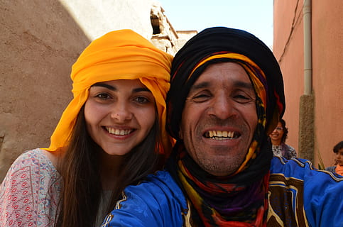 maroc, ritratto, sorridente, due persone, felicità, emozione, solidarieta, colpo alla testa, guardando la fotocamera, vista frontale, adulto, bonding, capi di abbigliamento, cappello, amore, attività di svago, donne, coppia - relazione, giovane adulto, uomini, emozione positiva, all'aperto, vestiti caldi, 4K, CC0, dominio pubblico, privo di copyright