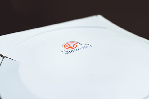 caso de dreamcast branco, texto, comunicação, fechar-se, ninguém, roteiro ocidental, dentro de casa, tiro do estúdio, copie o espaço, visão de alto ângulo, papel, fundo preto, emoção positiva, único objeto, cor branca, foco seletivo, amor, segurança, carimbo de borracha, ainda vida, formato de coração, mensagem, 5K, CC0, domínio público, royalty free