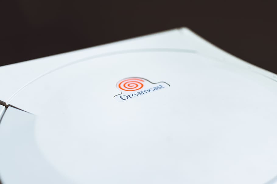caso de dreamcast branco, texto, comunicação, fechar-se, ninguém, roteiro ocidental, dentro de casa, tiro do estúdio, copie o espaço, visão de alto ângulo, papel, fundo preto, emoção positiva, único objeto, cor branca, foco seletivo, amor, segurança, carimbo de borracha, ainda vida, formato de coração, mensagem, 5K
