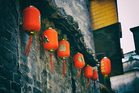 linternas chinas rojas, exterior del edificio, arquitectura, estructura construida, nadie, equipo de iluminación, color naranja, colgando, centrarse en primer plano, edificio, vista de ángulo bajo, enfoque selectivo, al aire libre, linterna china, decoración, día, pared - característica de la construcción, linterna, celebracion, año Nuevo Chino, festival, 5K, CC0, dominio público, libre de derechos