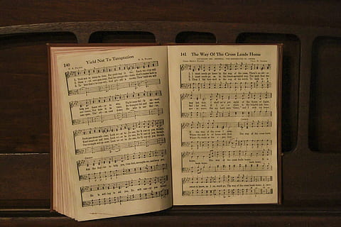 livre de musique ouvert, livre, texte, page, noël, floride, Etats-Unis, parc historique fort noël, piano, journal intime, la musique, hymne, cantique, rustique, Floride, vieux, ancien, écriture, appel du devoir, partition, faire défiler, menu, publication, ouvrir, papier, la communication, personne, à l'intérieur, religion, écriture occidentale, culture artistique et divertissement, fermer, croyance, spiritualité, vue grand angle, 5K, CC0, domaine public, libre de droits