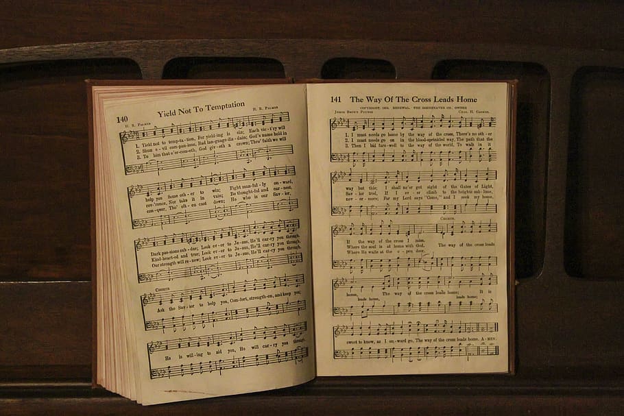 llibre de música obert, llibre, text, pàgina, Nadal, florida, EUA, fort parc històric de Nadal, piano, diari, música, himne, himnal, rústic, florida, vell, vintage, escriptura a mà, crida del deure, partitures, desplaçar-se, menú, publicació, obert, paper, comunicació, cap gent, a l'interior, religió, guió occidental, cultura i entreteniment artístic, primer pla, creença, espiritualitat, vista d’angle alt, 5K