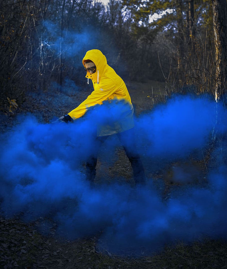 retrat, fum, bomba, color, colorit, tardor, naturalesa, groc, blau, verd, urbà, canviant d'humor, nikon, retrats, model, ulleres de sol, nike, negre, una persona, bosc, arbre, adult, terra, vista lateral, longitud completa, planta, adult jove, fum - estructura física, esport, part del cos humà, boira, 5K