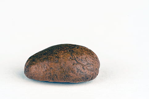 Marrone, nero, pietra, sfondo, fagiolo, caffeina, avvicinamento, Chicco di caffe, grano, macrofotografia, oggetto, crudo, seme, strutturato, sfondo bianco, singolo oggetto, cibo e bevande, girato in studio, mangiare sano, cibo, ritagliare, verdura, benessere, in casa, nessuno, Patata, freschezza, patata cruda, biologico, cibo crudo, lunghezza intera, cibo vegetariano, lusso, gemma semi-preziosa, 4K, CC0, dominio pubblico, privo di copyright