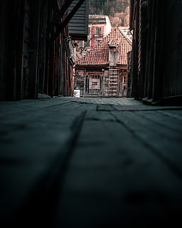ścieżka, dom, dzień, miejski, Miasto, budynek, Droga, ulica, drewno, boczna uliczka, aleja, dach, metropolia, twarde drewno, na dworze, korytarz, okno, Natura, sklejka, tekst, etykieta, asfalt, architektura, zbudowana struktura, na zewnątrz budynku, żadnych ludzi, selektywne skupienie, droga naprzód, skupić się na tle, poziom powierzchni, ciemny, funkcja budowy ścian, stary, ceglana ściana, kierunek, Ściana, żelazo, 4K, CC0, domena publiczna, darmowe zdjęcia