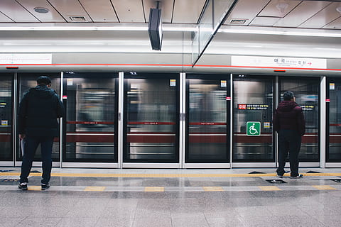 daegu, Daegok, U-Bahn, unter Tage, Zug, Reise, dom, schnell, verschwommen, Transport, die Architektur, Transportmittel, echte Menschen, Schienenverkehr, Männer, öffentliche Verkehrsmittel, U-Bahnstation, Rückansicht, Zug - Fahrzeug, drinnen, eine Person, Bewegungsunschärfe, in voller Länge, Bewegung, Stadt, warten, 4K, CC0, gemeinfrei, lizenzfrei