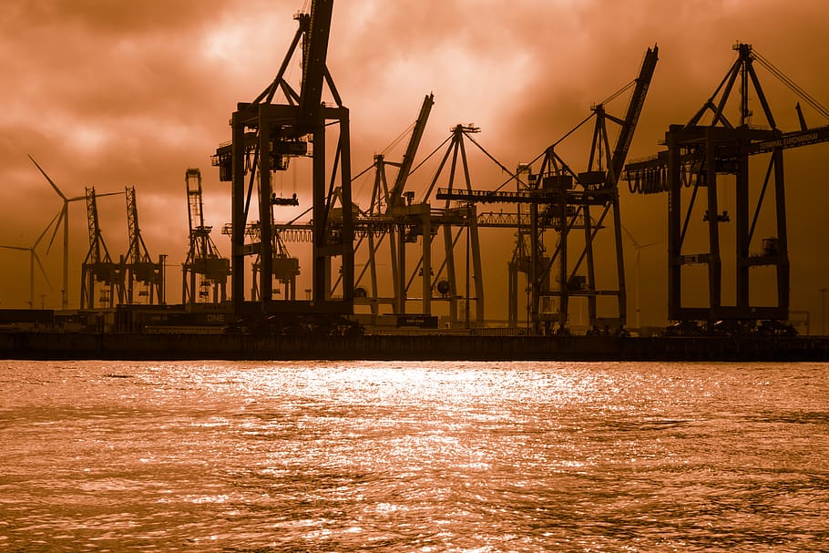 containerkraner, dokker, lys, lichtspiel, dyster, mærkelig, truende, uhyggelig, spøgelsesagtige, kraner, havnekraner, humør, atmosfære, mystisk, elbe, hamburg, vand, hav, industri, kran - entreprenørmaskiner, transportmidler, kommerciel dock, solnedgang, havnefronten, godstransport, himmel, havn, Forsendelse, forretning, nautiske fartøj, mole, natur, sky - himmel, maskineri, arkitektur, ingen mennesker, udendørs, byggemateriale, sejlbåd, 5K