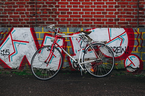 Dinamarca, aarhus, maons, vermell, bicicleta, transport, vehicle terrestre, manera de transport, paret, paret de maó, estacionari, funció de construcció de parets, maó, arquitectura, cap gent, dia, estructura construïda, exterior de l'edifici, graffiti, comunicació, text, ciutat, aparcament, a l'aire lliure, 5K, CC0, domini públic, lliure de regalies