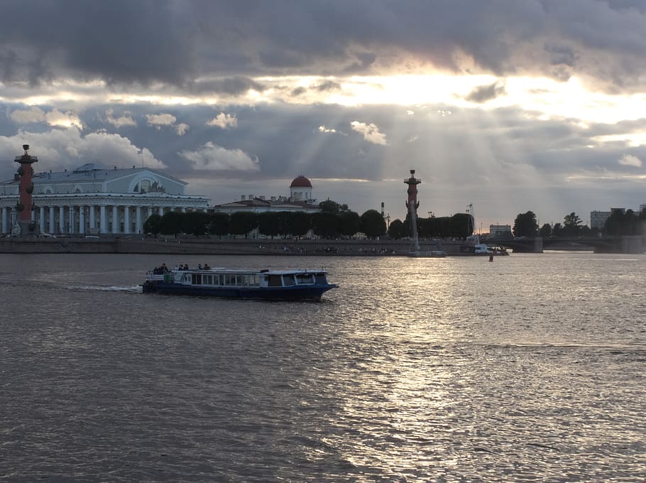 Fluss, Wasser, Reflexion, Sommer-, Abend, Himmel, fließendes Wasser, Landschaft, idyllisch, draußen, Wolken, Boot, Stadtbild, Sonnenuntergang, die Architektur, Horizont, Seebrücke, Flussbahn, Reise, wolke - himmel, Wasserfahrzeug, Ufergegend, Transport, gebaute Struktur, Gebäudehülle, Transportmittel, Meer, Natur, Szenen - Natur, keine Leute, Stadt, Schiff, Passagierfahrzeuge, Kreuzfahrtschiff, 2K