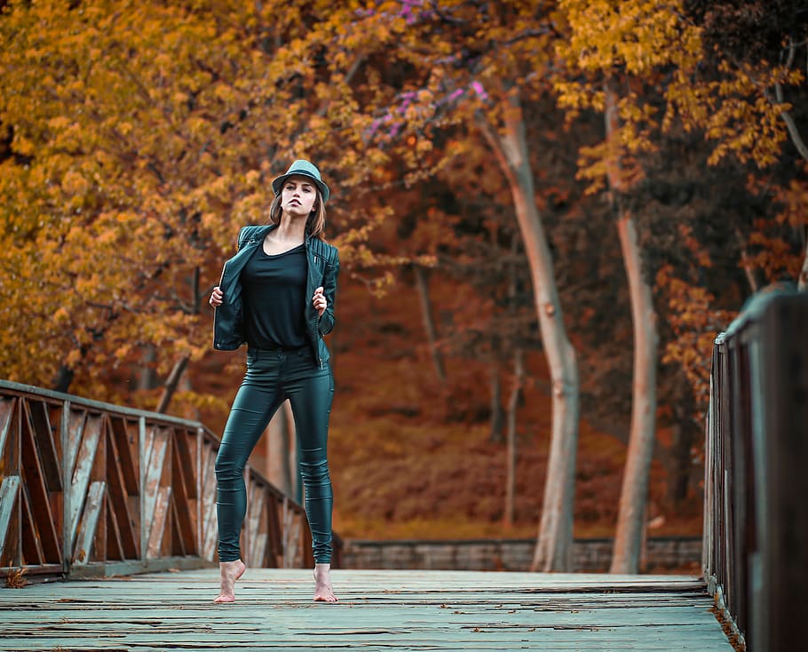 dona, de peu, pont, caure, model, parc, persona, estil, desgast, una persona, longitud completa, tardor, adult jove, estils de vida, roba casual, vista frontal, roba, activitat d'oci, canvi, arbre, dones joves, dia, centrar-se en primer pla, mirant la càmera, adult, persones reals, naturalesa, a l'aire lliure, dona guapa, 4K