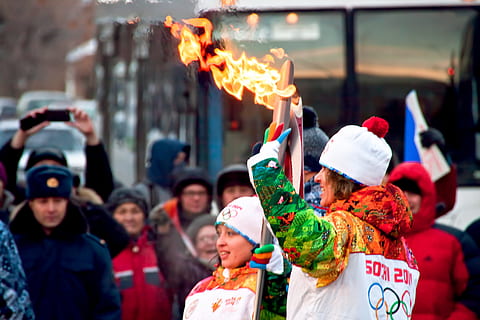 olympisch, Flamme, Fackel, ufa, Mann, Rennen, 2013, Stadt, Feuer, Hände, Sport, Russland, Straße, aktiv, Menschen, Aktion, draussen, Russisch, Olympiade, Zeremonie, Champion, Sotschi-2014, Fackelträger, Performance, Gruppe von Leuten, Fokus auf den Vordergrund, Frau, Verbrennung, echte Menschen, Männer, halten, Erwachsene, Feier, große gruppe von menschen, Menge, traditionelle Kleidung, Kleidung, Gruppe, draußen, 1080P, CC0, gemeinfrei, lizenzfrei