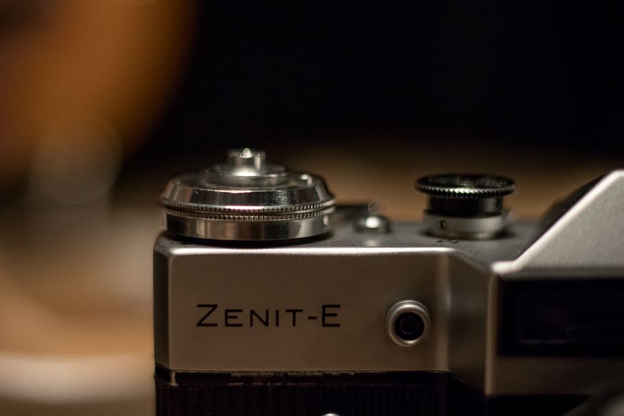 zenit, zenit-e, fotografie, Fotoaparát, bokeh, chrom, stará škola, manuál, detail, technologie, fotografická témata, uvnitř, text, nikdo, fotoaparát - fotografické vybavení, antický, objektiv - optický přístroj, západní skript, nostalgie, jeden objekt, retro stylu, studio shot, stálý život, starý, číslo, zaměřit se na popředí, analogový, 5K
