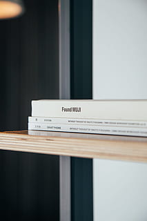 libro, mensola, in casa, nessuno, avvicinamento, testo, sceneggiatura occidentale, comunicazione, formazione scolastica, carta, attività commerciale, natura morta, tavolo, copia spazio, messa a fuoco selettiva, assenza, concentrarsi sulle conoscenze acquisite, giorno, documento, girato in studio, posto a sedere, 5K, CC0, dominio pubblico, privo di copyright